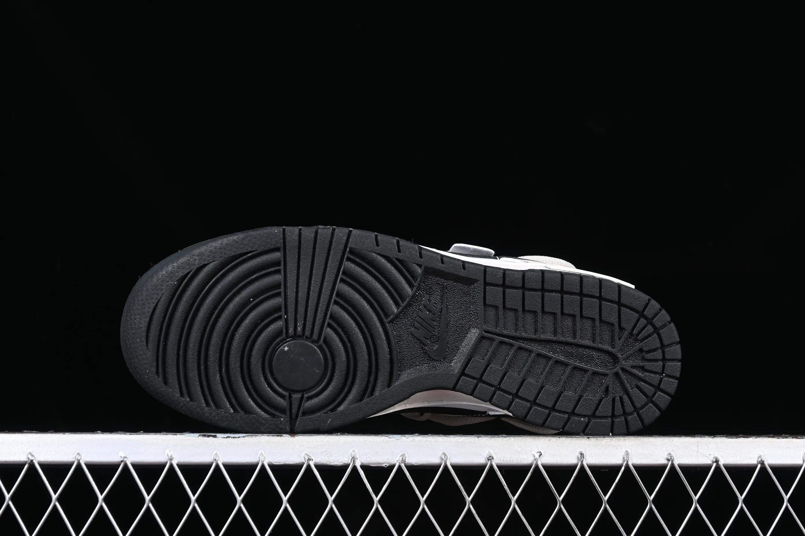 All Categories Nk SB Dunk Series Nk SB Dunk Low Low-top sneakers Customized large box Nk Dunk Low DaVinci custom Robinson SB strappy low-top casual sneakers CW1590-100